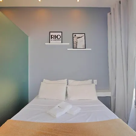 Studio simples com vista mar p/ 4 pessoas ao lado da praia com comércios ao redor-3